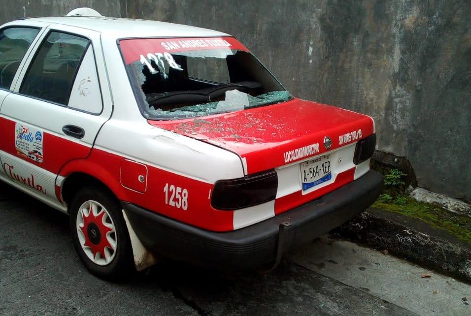  Saquean taxi en San Andrés Tuxtla; le roban estéreo, radio y bocinas –  Mezkla FM 104.7