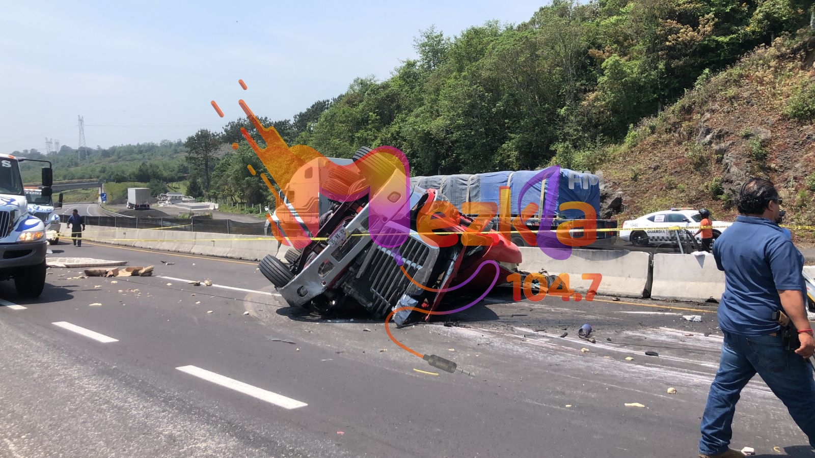 Vuelca tráiler con pescado en la autopista Xalapa-Perote, dos personas ...