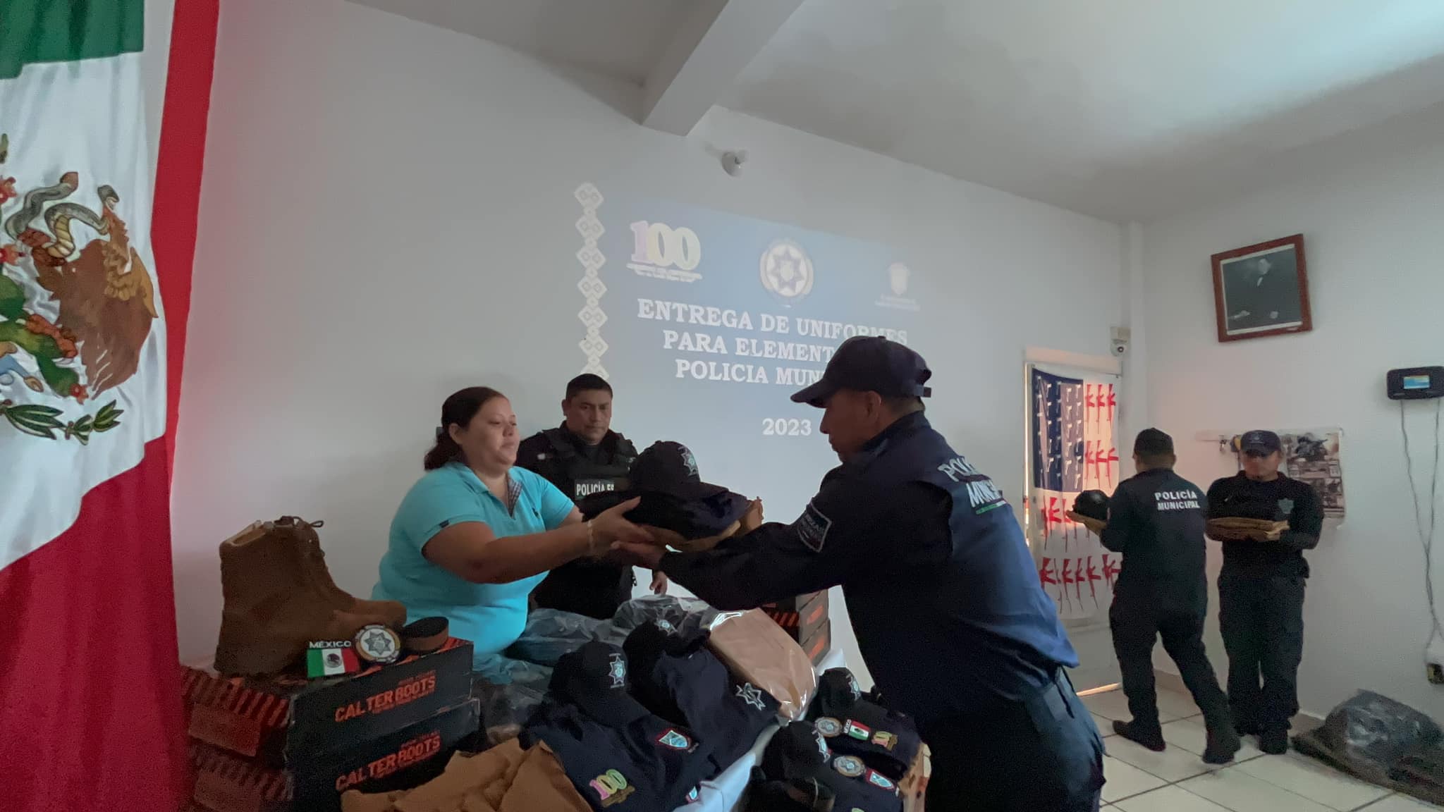 Arróniz López entrega uniformes al cuerpo de la Policía Municipal ...