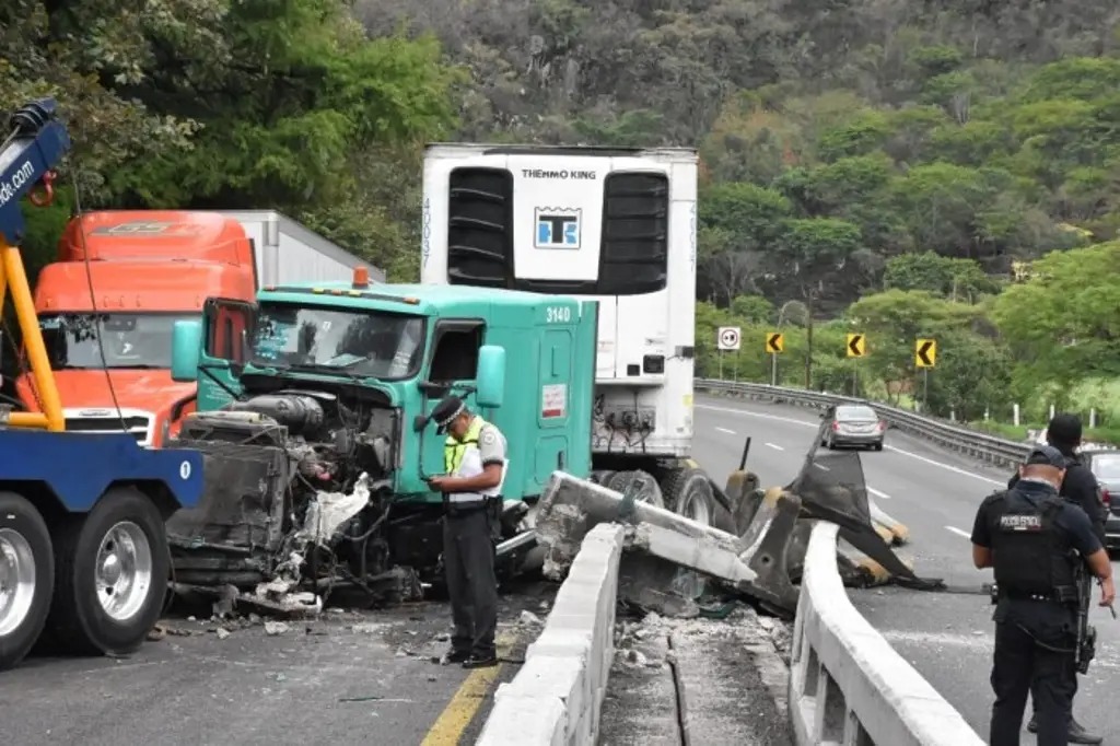 Tráiler choca contra muro de contención y base de puente en autopista ...